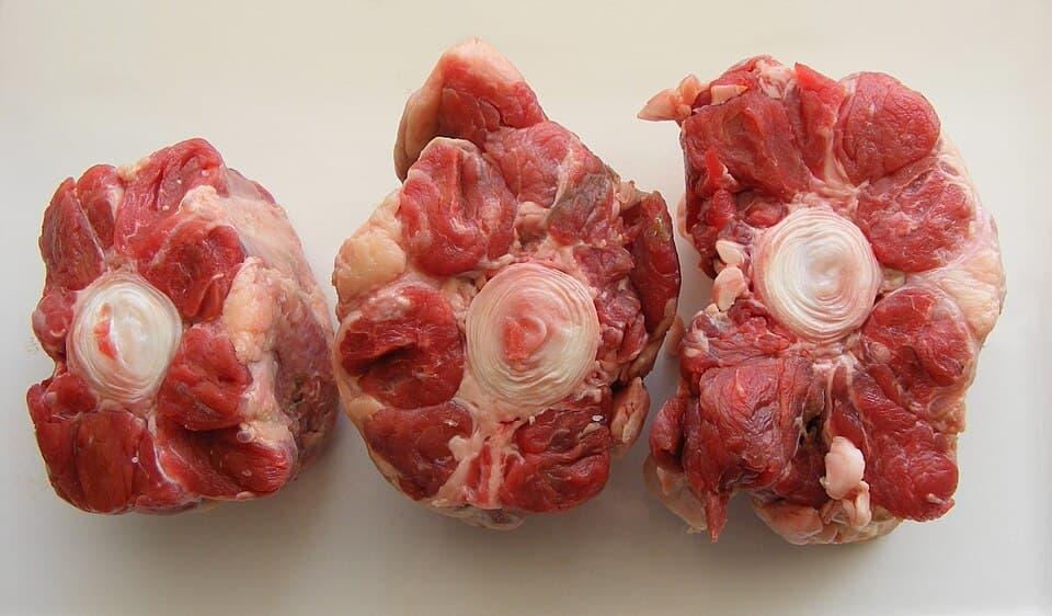 Buntut sapi segar untuk sop buntut